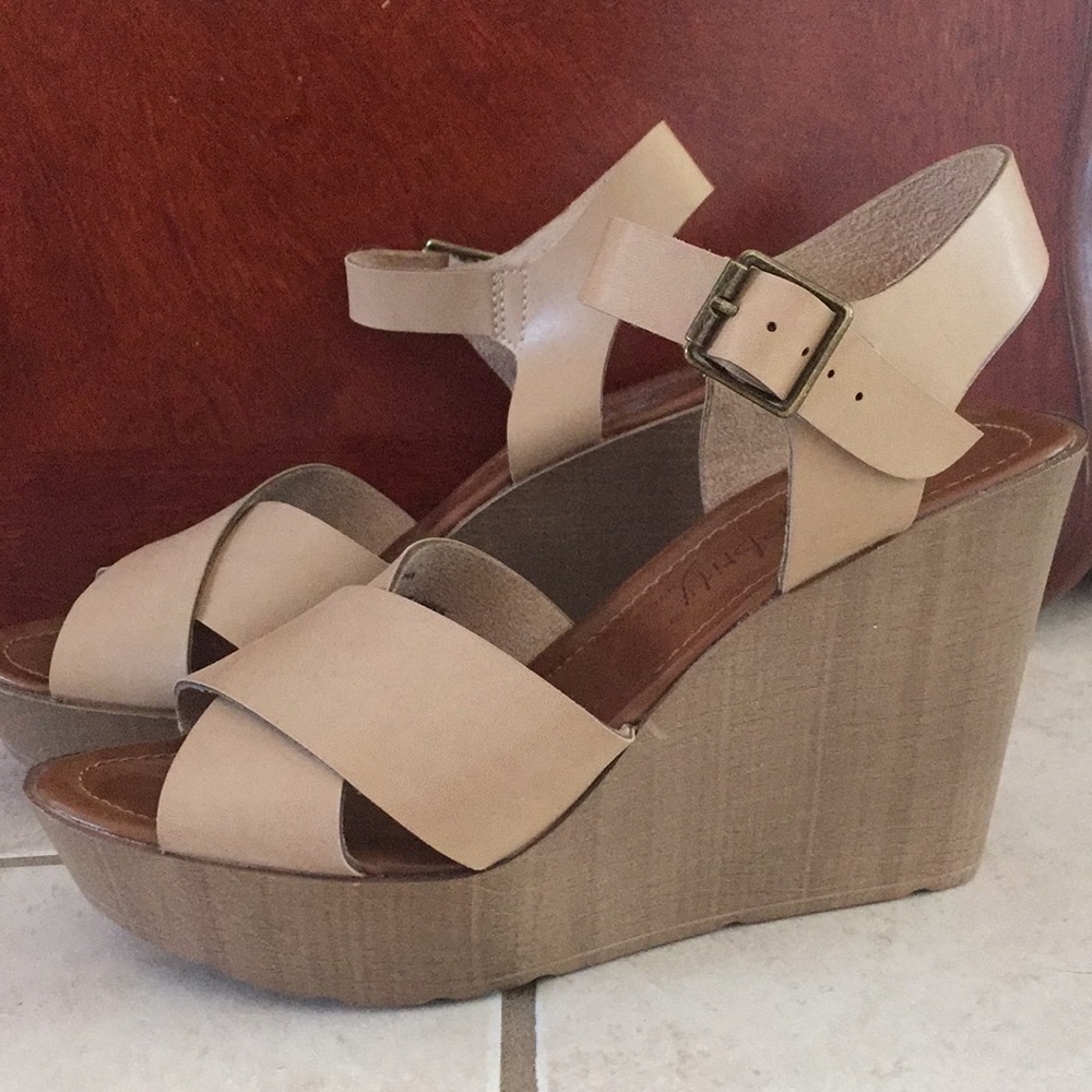 ✨ Tan Crisscross Wedges ✨